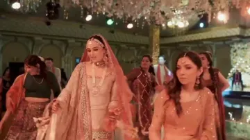 Bride & her girl squad’s dance performance wows netizens, watch