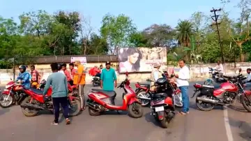 Dawn-to-dusk bandh for district status to Ghumsar cripples normal life in Bhanjanagar