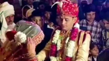 Friends prank groom on wedding stage
