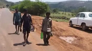 3 Odisha migrant workers walk 1100 km to reach home from Bengaluru after denied pay