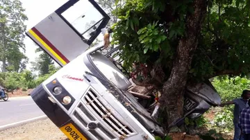 Four critical as bus hits tree on Malkangiri-Jeypore road