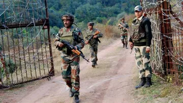 India, Pakistan trade heavy fire on LoC