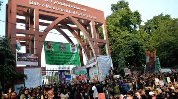 Jamia Students Surround VC Demanding FIR Against Police