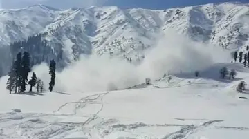 Avalanche hits J&K's Bandipora, 5 rescued