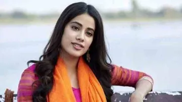 Why does Janhvi Kapoor call herself 'old fashioned'?