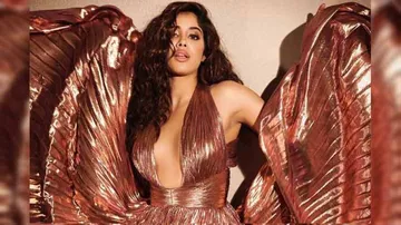 Janhvi Kapoor's Sexy Close-up Shot Is Sooo Hot! (Watch)