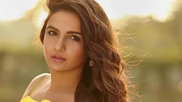 Naagin Jasmin Bhasin Reveals Her Best Curves (Check Pic)