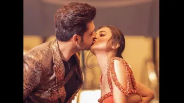 Another kissing picture of Tejasswi Prakash, Karan Kundrra goes viral