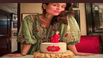 On Her Birthday Kareena Kapoor Khan Wants To Sit Back and Reflect; Check Clicks of Her Cake and Fam Jam