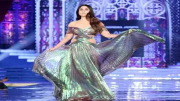 'Diva' Kareena Kapoor Khan dazzles the ramp on LFW grand finale