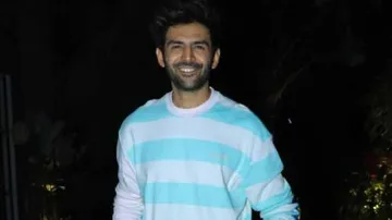 Kartik Aaryan Getting Clicked & Entertained By A Fan (Watch)