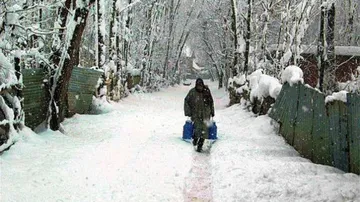 Kashmir Valley freezes at sub-zero temperatures