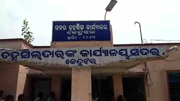 Failing to avail caste certificates, students & parents gherao Keonjhar Tehsil office
