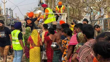 Good Samaritans 'Khalsa Aid' provide food to Cyclone-hit people in Odisha