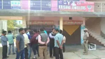 Miscreants assault jewellery shop owner, loot valuables worth lakhs