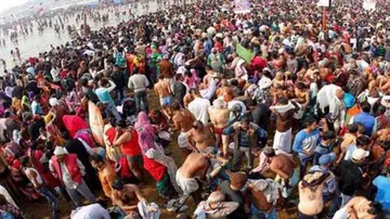 Thousands take holy dip at Kumbh on 'Magha Purnima'