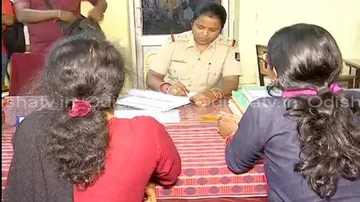 RI alleges raw deal by lawyer in Sambalpur; both women lodge FIRs