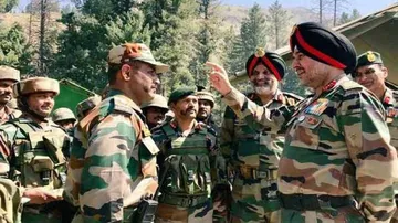 Head Of Northern Command Reviews Security In Kashmir
