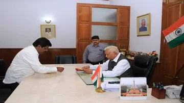 Karnataka government on brink of collapse as Independent too rebels
