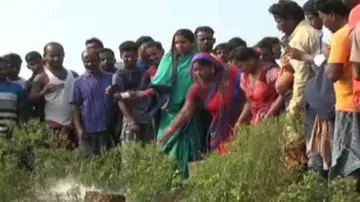 Odisha women stop liquor-laden truck, destroy bottles