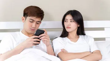 Man-using-Smartphone-on-bed