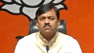 Shoe hurled at BJP spokesperson, Man detained
