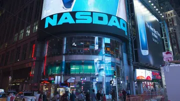 US stocks trade mixed after earnings reports