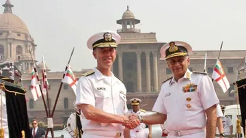 US Naval chief in India, meets Admiral Lanba