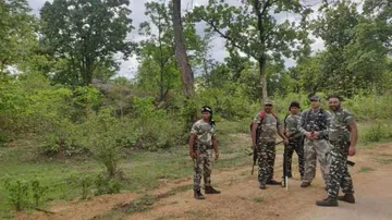 14 policemen injured in encounter with naxals, 13 untraceable