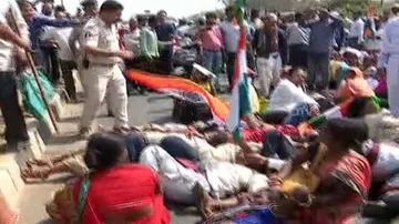 Anti-liquor protests reach Bhubaneswar, agitators scuffle with police