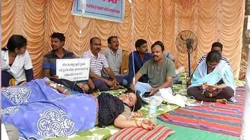 School issues TC to students over non-payment of fees; parents stage protest