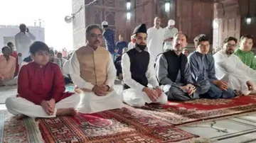 Pakistan Foreign Secretary prays at Jama Masjid