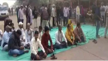 Road block staged over delay in creek project in Paradip