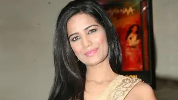 Poonam Pandey At Her Revealing Best, Calls Deepika And Ranveer Rassi Bomb & Anar (WATCH)