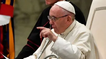 Woman Catches Hold Of Pope's Arm, Pontiff Loses Cool