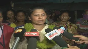 Women vandalize country liquor shop in Malkangiri