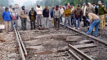 Maoists blow up railway tracks in Jharkhand