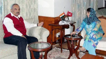 Union home secy discusses security situation with J-K CM