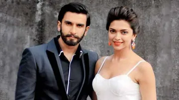Ranveer & Deepika Exchange Their Clothes? (Check Pic)