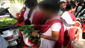 Cash on camera! Students’ cashing in on winning trust