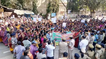 Anti-liquor agitation: Women gherao Sambalpur Collector’s office