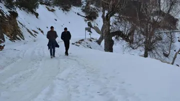 Srinagar embraces season's coldest night