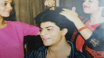 Rare Pics Of Shah Rukh Khan Set Internet On Fire