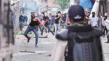 Police detains 21 for stone pelting in Pulwama