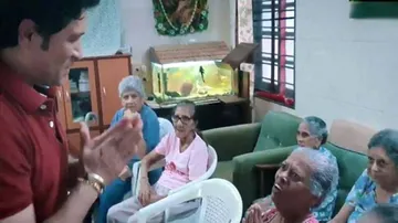 Sachin Tendulkar celebrates National Sports Day at old age home
