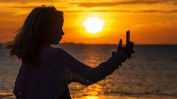 Editing selfies influences girls' thoughts about natural looks
