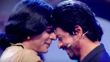 Shah Rukh Khan Throws Challenge At Sunil Grover To Do Bauaa's Act!