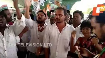 Onion Price Rise: NSUI Activists Protest Outside Odisha Minister's House