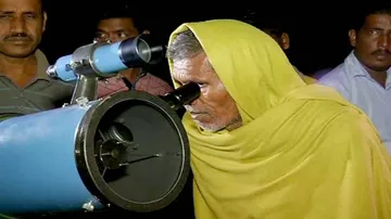 People of Odisha watch Super Moon after 68 years