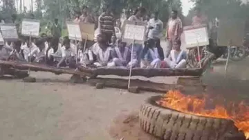 NH-59 blocked over shortage of teachers in school